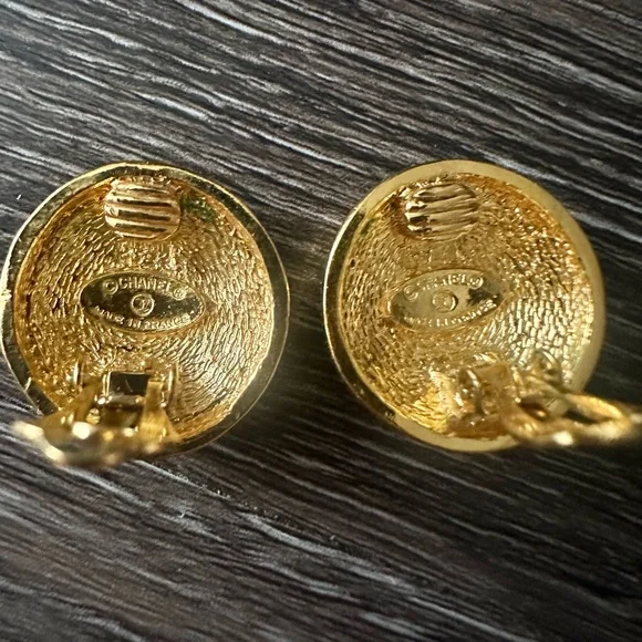 Vintage Authentic Chanel Clip-On Earrings - Picture 4 of 8